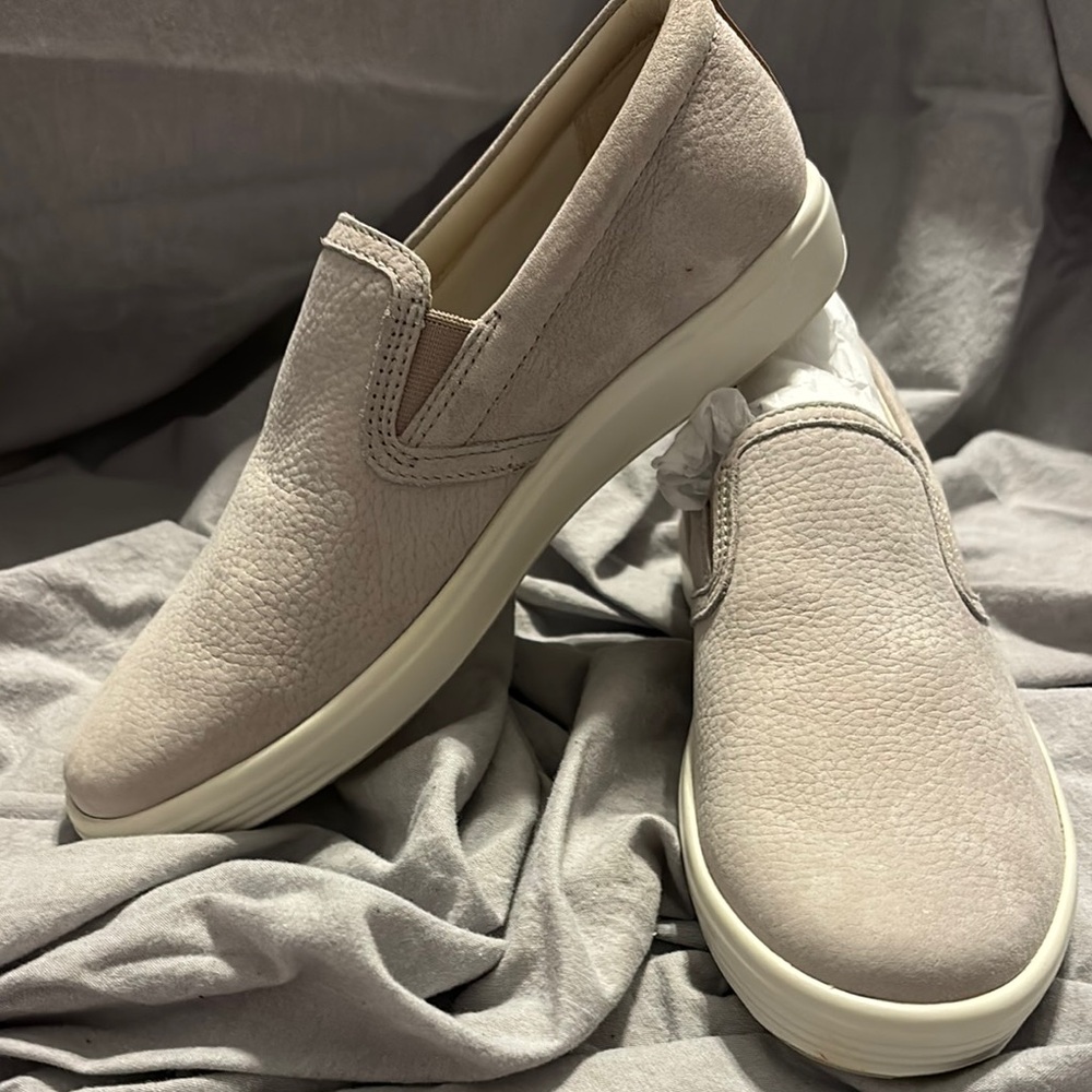 Ecco women’s nwot Slip-On Shoes - light grey